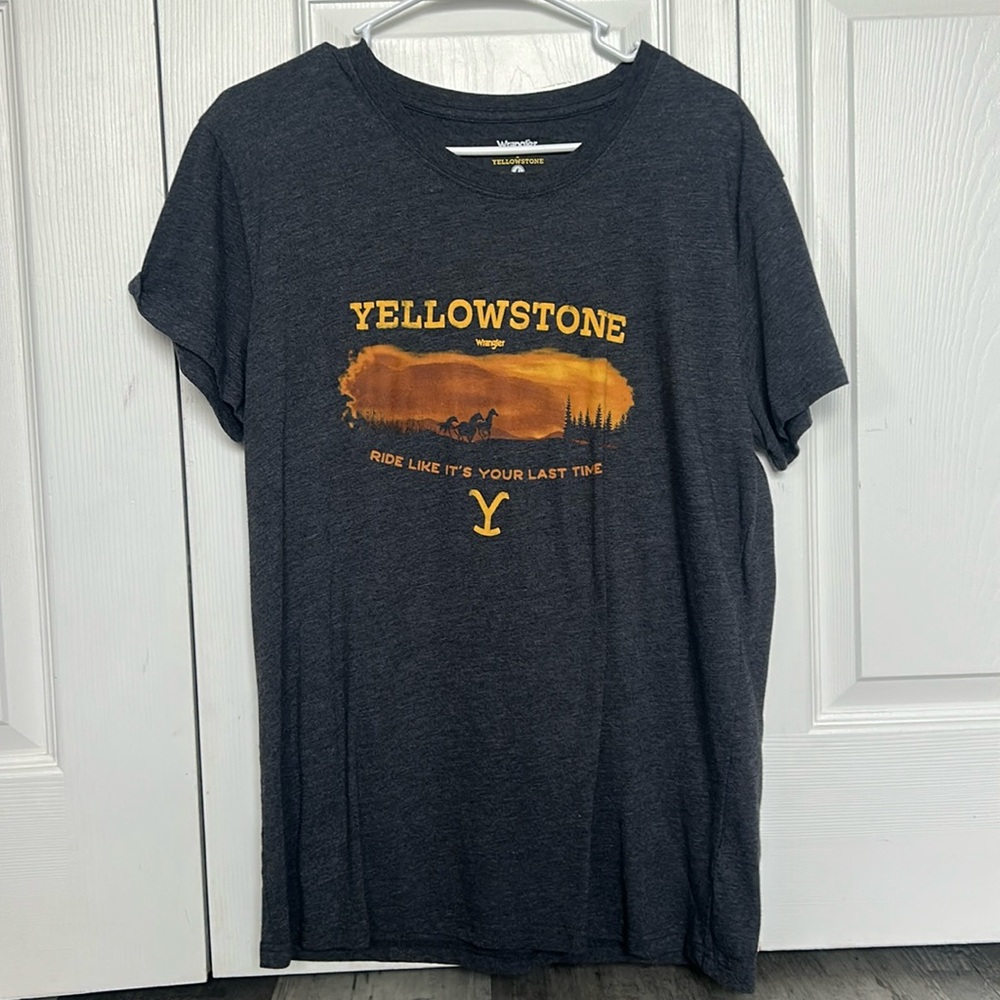 Wrangler Yellowstone Dutton Ranch Horses Tshirt Womens Medium Grey & Yellow